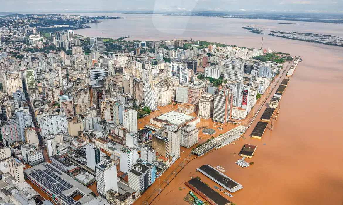 Centro histórico de Porto Alegre completamente alagado pelas enchentes na bacia hidrográfica do Guaíba