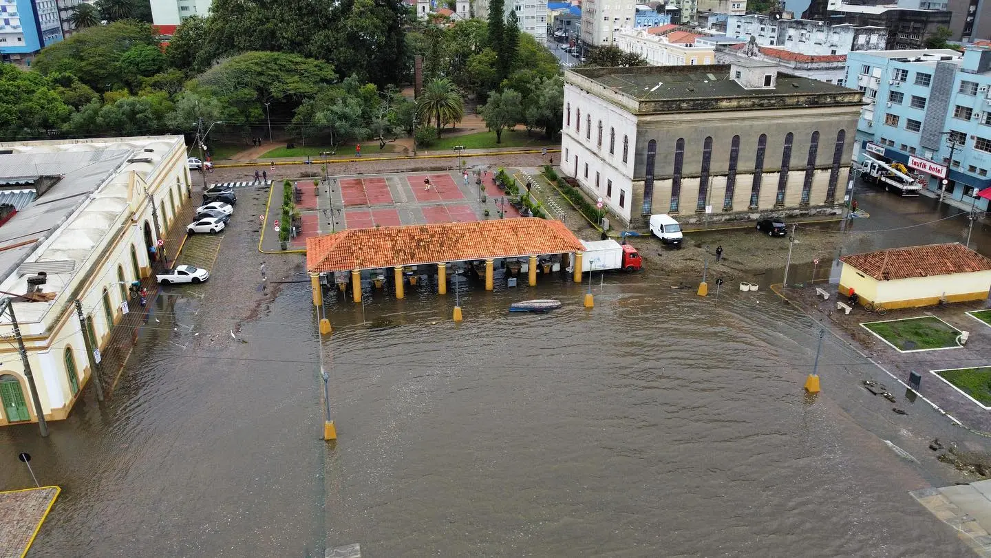 Mercado público da cidade de Rio Grande, no sul do estado, alagado pelo início das enchentes na Laguna dos Patos
